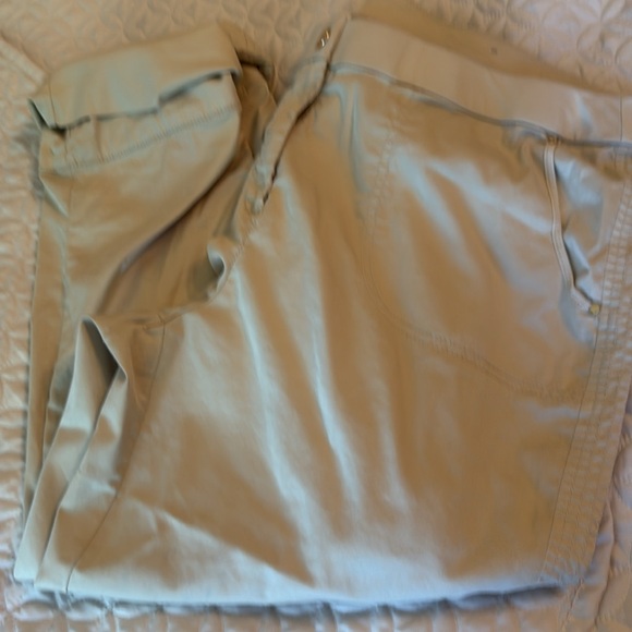 Really nice Chico‘s pants. They are almost like a cargo pant with side pockets . - Picture 8 of 9